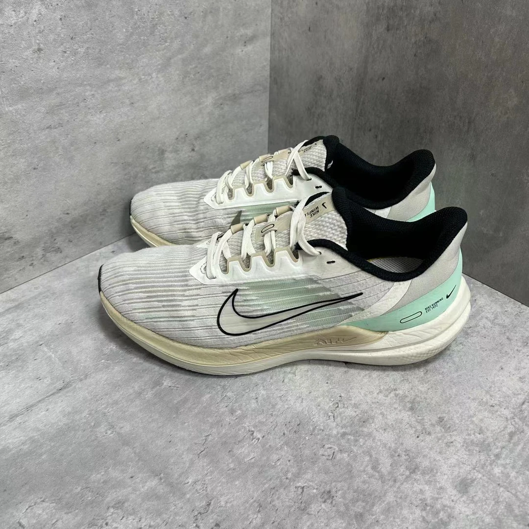 42码 9新 Nike Zoom Winflo 9 低帮 跑步鞋 鞋面轻微磨损