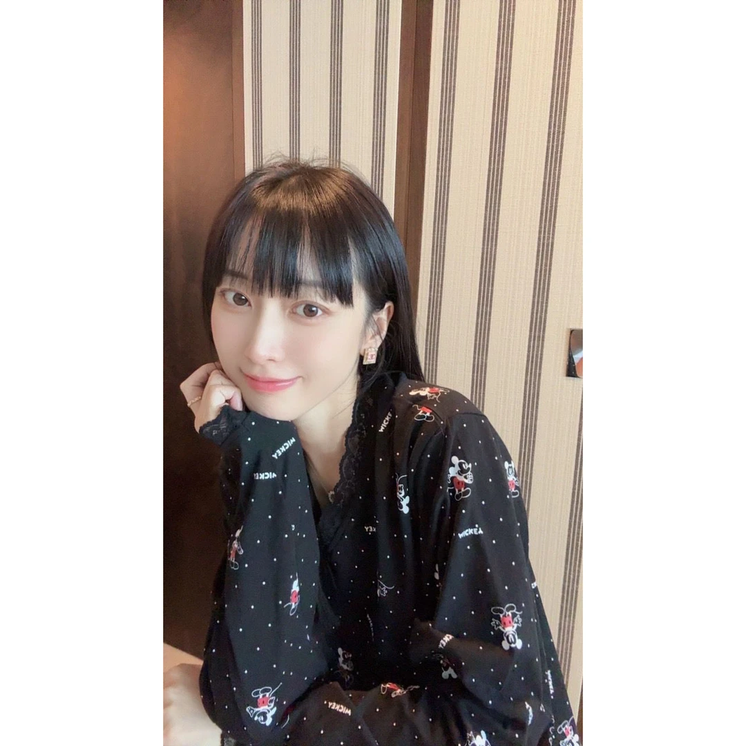 【张静芝】卡通波点蕾丝边V领长袖T恤