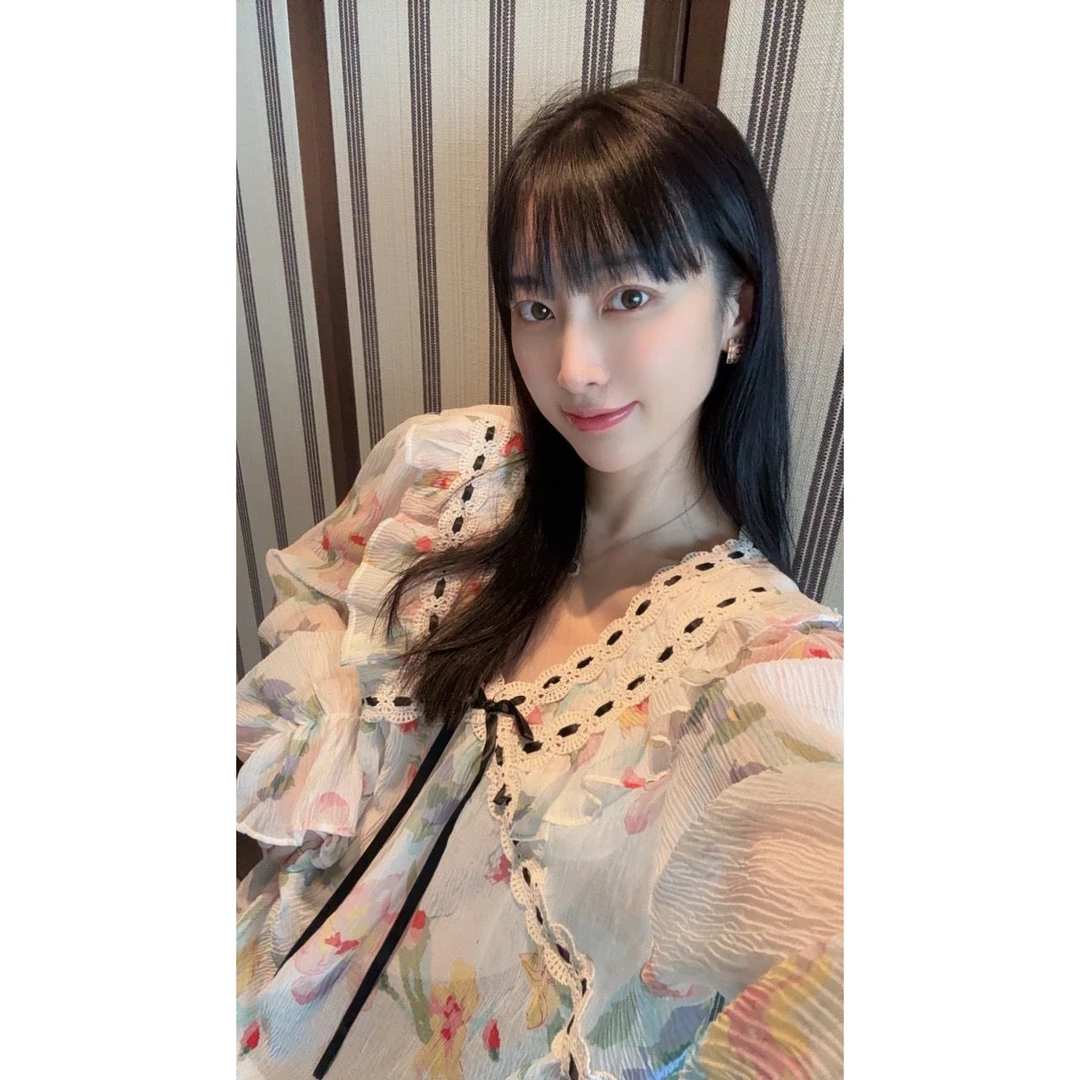 【张静芝】彩色花朵肌理感V领衬衫