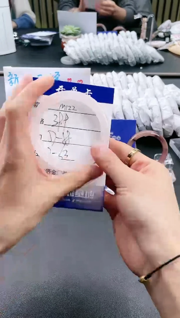 【闪购商品】石英质玉手镯未镶嵌M122