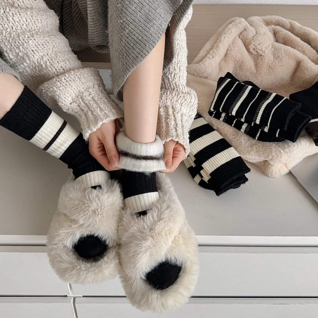 袜子女韩版中筒秋冬加绒加厚羊毛混纺袜子女ins磨毛女条纹黑白袜