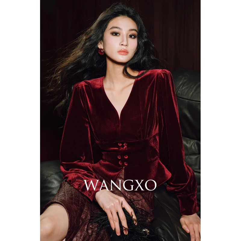 WANGXO 法式V领丝绒抽褶精致显瘦上衣 2401278W