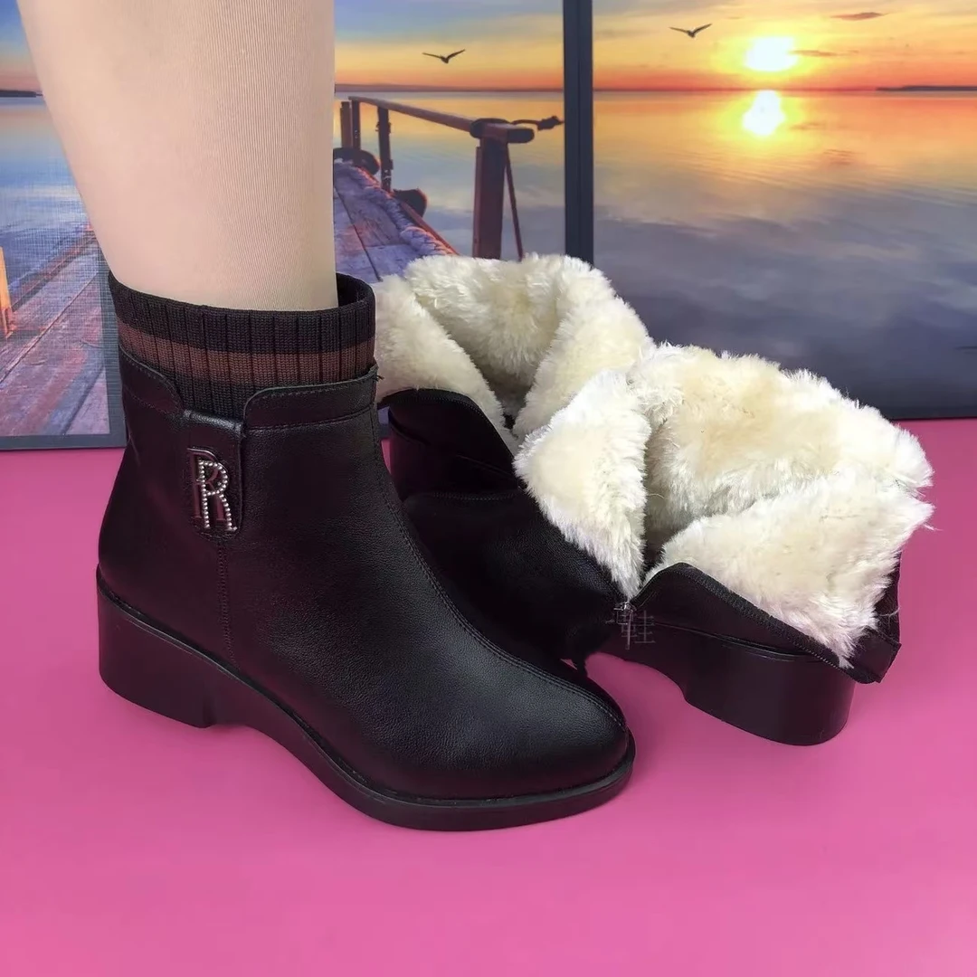 冬季加绒小短靴女坡跟软底皮鞋时尚百搭秋冬短筒棉鞋一体跟不累脚