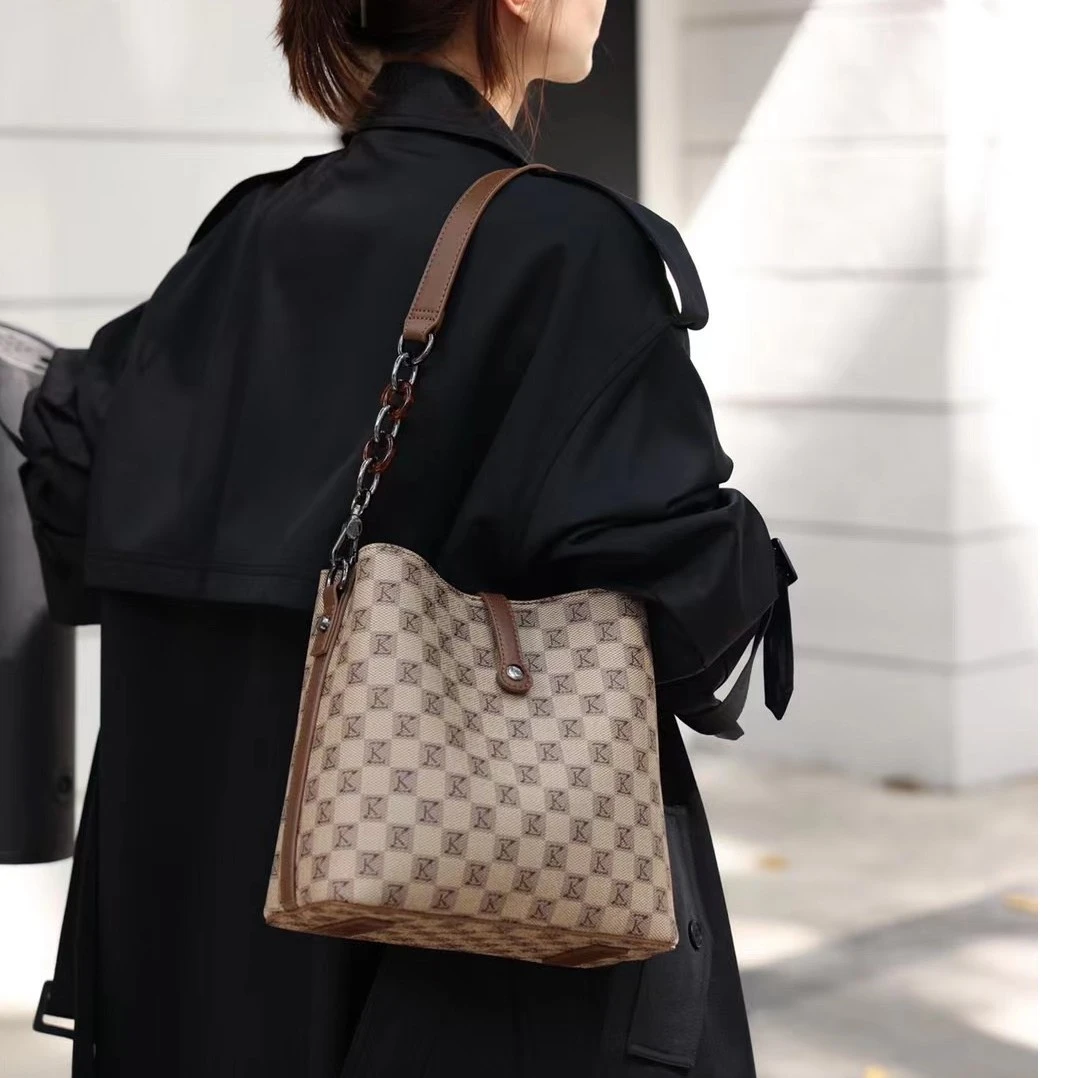 正品水桶包包2023新款时尚休闲棋盘格高级感百搭单肩斜挎包大容量