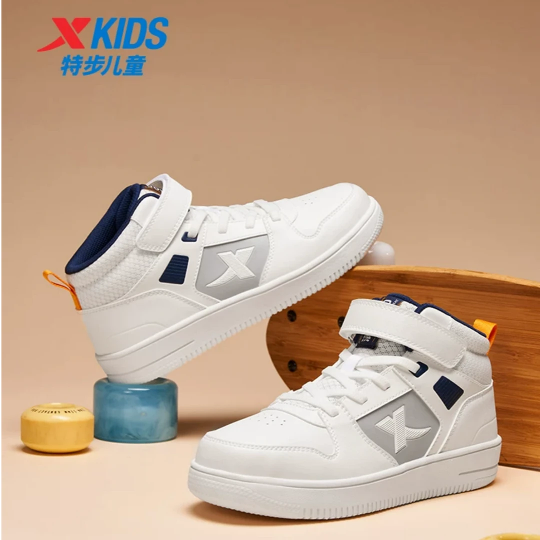 特步儿童皮面魔术贴板鞋大小童百搭耐磨休闲鞋676316319329