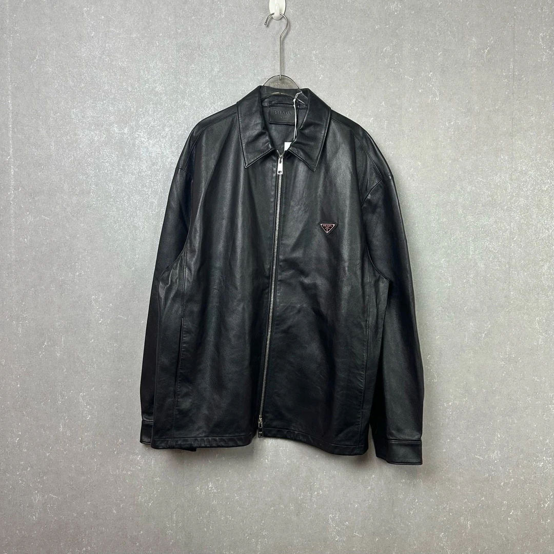 Prada 普拉达 黑色金属三角标翻领皮夹克 48码/全新带吊/002446
