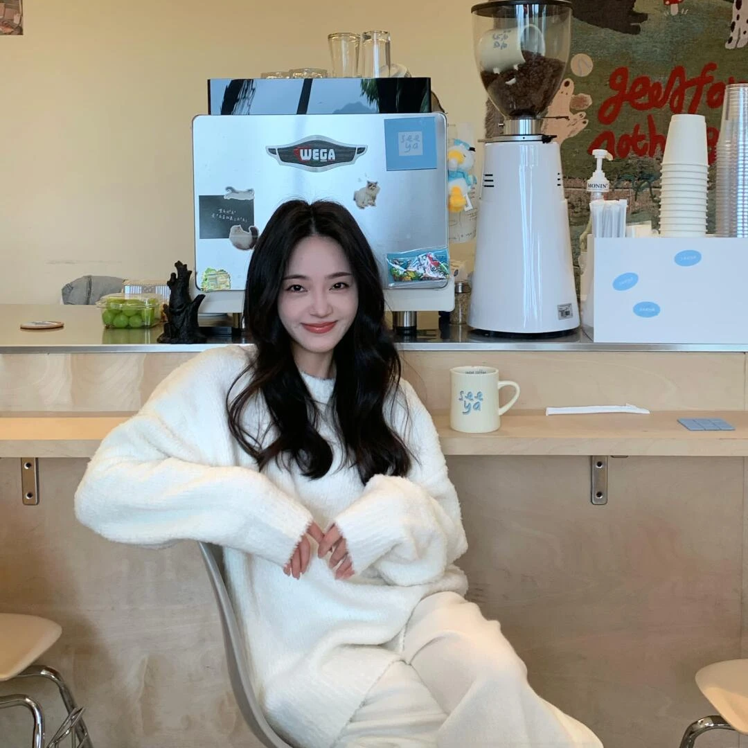 2024服装秋冬新款气质时尚简约舒适软糯长袖上衣百搭修身显瘦裤子