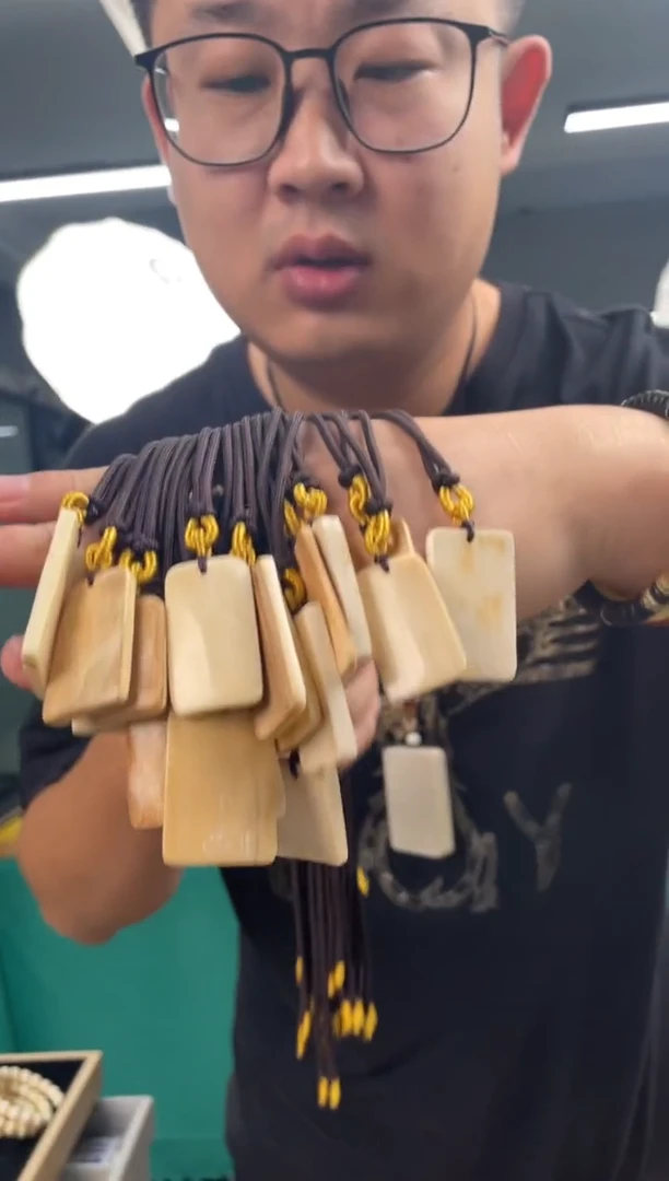 【闪购商品】琥珀裸石未镶嵌800多样性发其一
