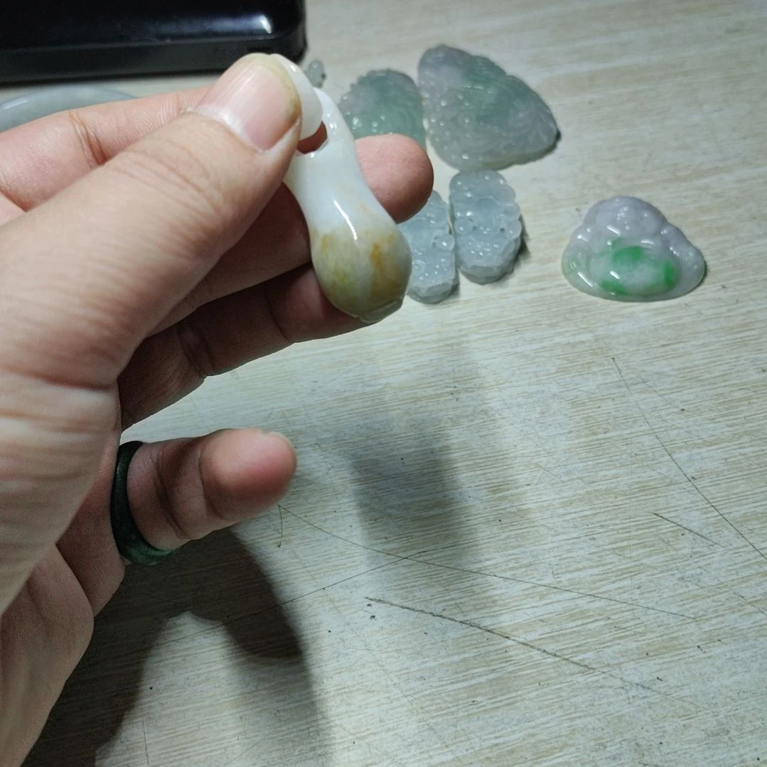 翡翠颈饰未镶嵌宝瓶