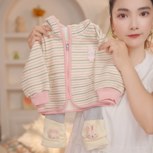 【073】2024年秋季新款彩虹立体小兔连帽条纹外套