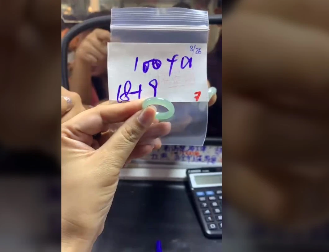 缅甸天然翡翠毛货需精细抛光拍一发一