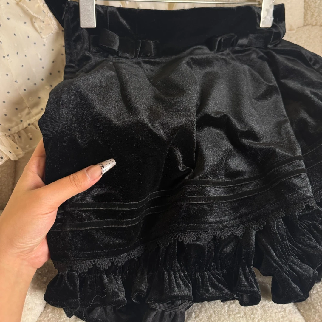 黑色丝绒裙裤超级百搭