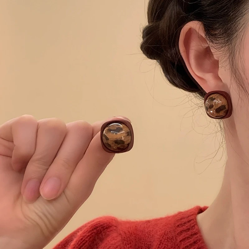铜合金亚克力耳饰 个性时尚通勤款复古豹纹方形耳钉1046