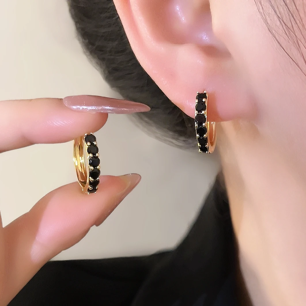 铜合金合成锆石耳饰 设计感简约气质轻奢微镶黑色锆石耳扣1135