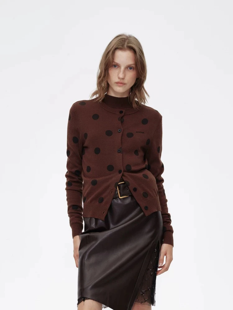 【AVVENN】2024冬季新品微宽松舒适不扎波点毛织开衫AM90106543