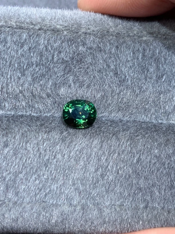 2.26克拉天然无烧绿色蓝宝石干净玻璃体爆闪满火彩颜色鲜艳浓郁
