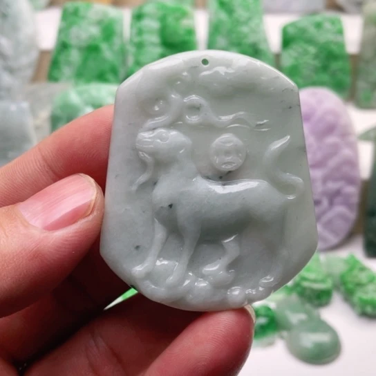 翡翠颈饰未镶嵌翡翠