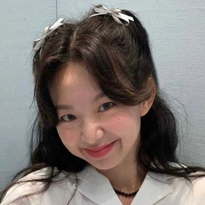 甜酷爱心银色皮质蝴蝶结发夹女超仙2023新款后脑勺气质侧边夹发圈