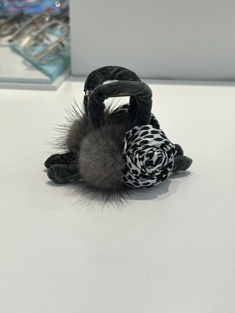 新品绒面豹纹花朵毛球中号抓夹八公分左右