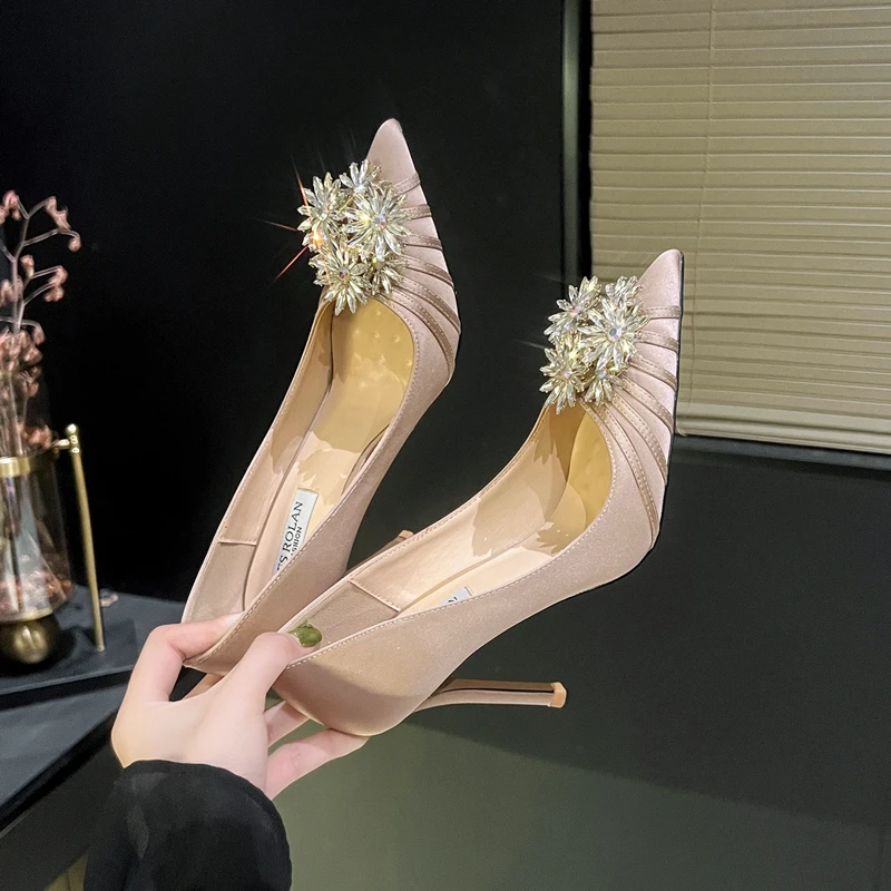 【LVTE心选】2025秋季新款水钻花尖头高跟鞋女百搭细跟气质宴会单鞋