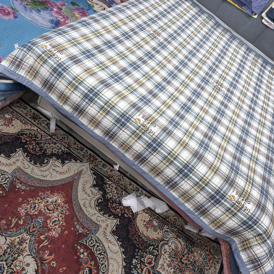 莫小柔床盖（笑脸方格）2米✕2.3米