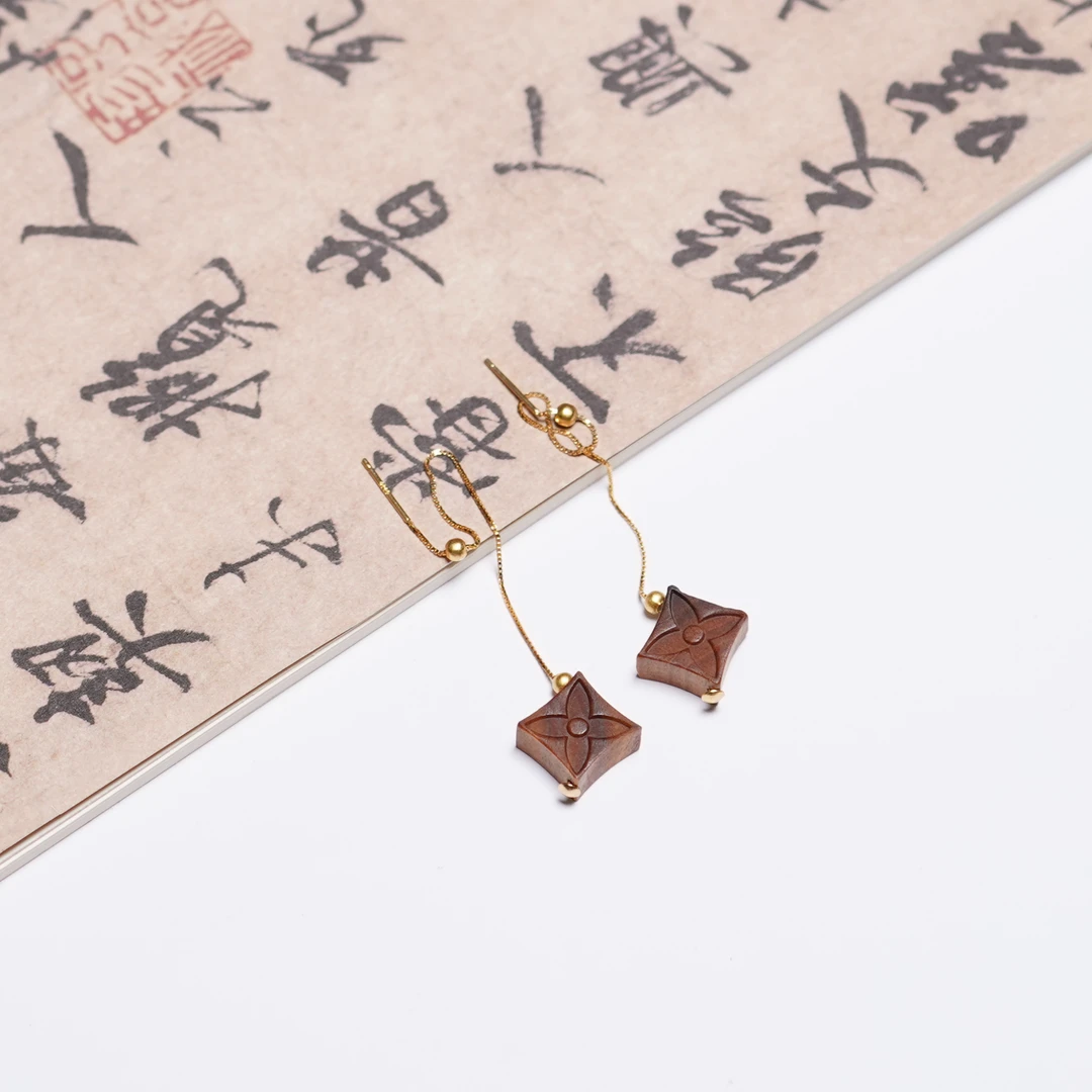 老山檀四叶草耳线ZC10A1397