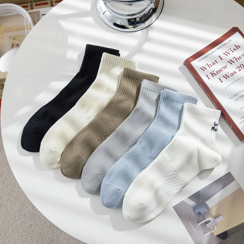 日系甜美简约甜美风 纯色刺绣字母袜