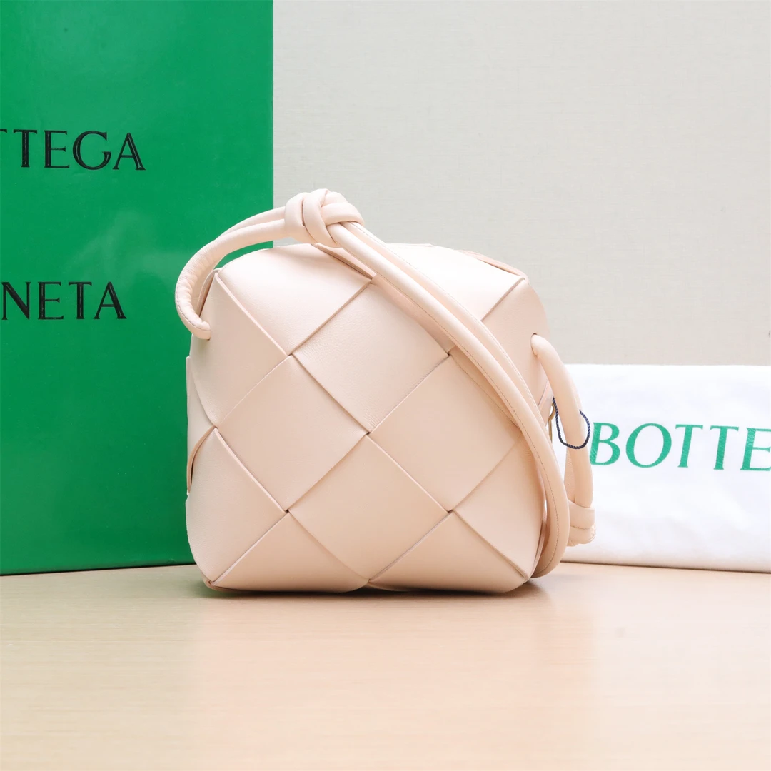 99新 BOTTEGA VENETA/葆蝶家 黑黑精选 449545Cassette 相机包