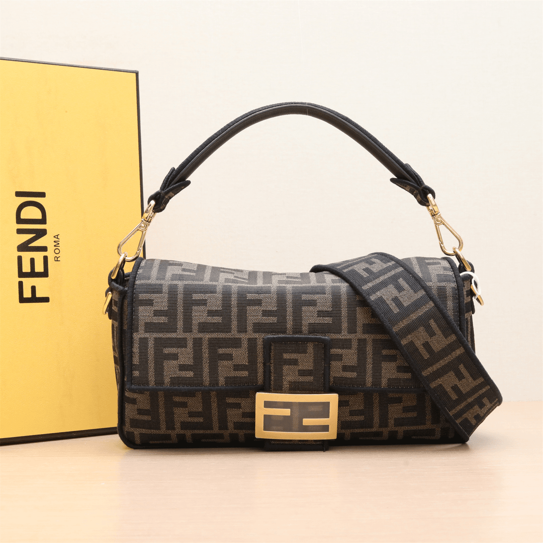 95新 FENDI/芬迪 黑黑精选 P224930020Baguette 法棍包 中号