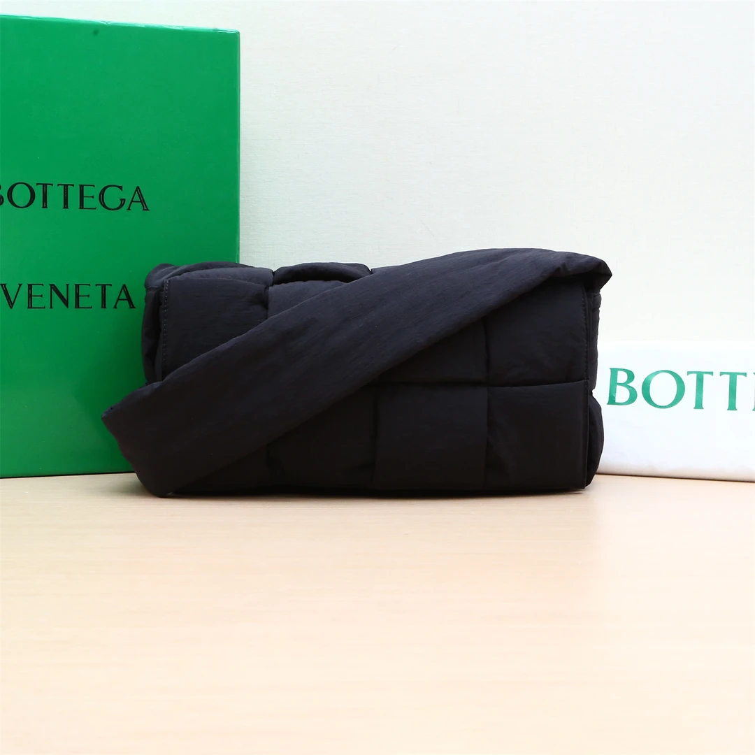 99新 BOTTEGA VENETA/葆蝶家 小花姑姑P234141886尼龙枕头包 黑色