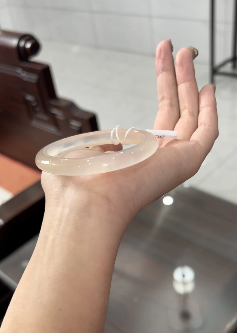 55.8圈口玛瑙手镯浅香槟正圈原矿保真（一物一图）H38飘花草管阻手