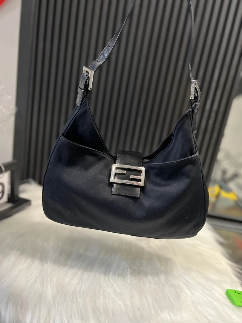 95新 FENDI/芬迪 黑色/法棍/黑银/中古腋下包
