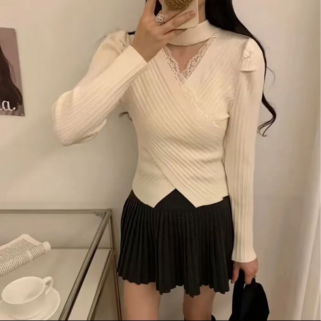 设计感时尚镂空V领交叉显瘦针织衫蕾丝拼接气质洋气内搭上衣毛衣