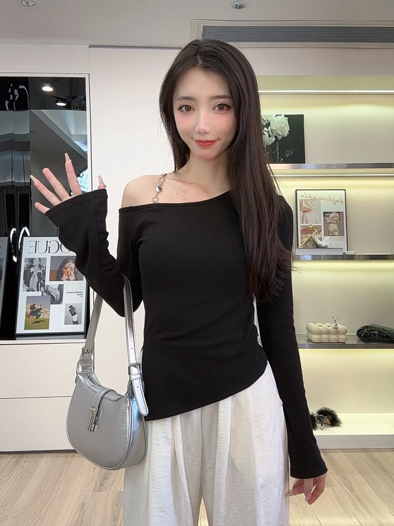 2024秋季新款高级感辣妹气质修身长袖T恤女装不规则链条露肩上衣