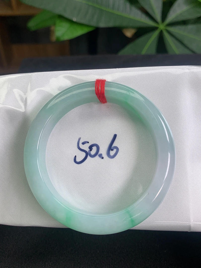 缅甸天然A货翡翠50-51圈口淡绿底飘绿花正圈手镯，有纹裂（137号）