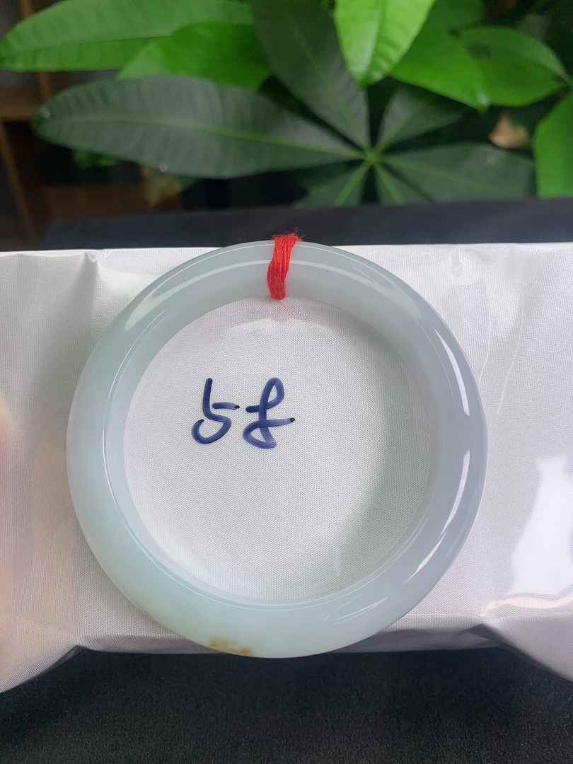缅甸天然A货翡翠58圈口细糯白底飘黄翡花正圈手镯、有纹裂（155号）