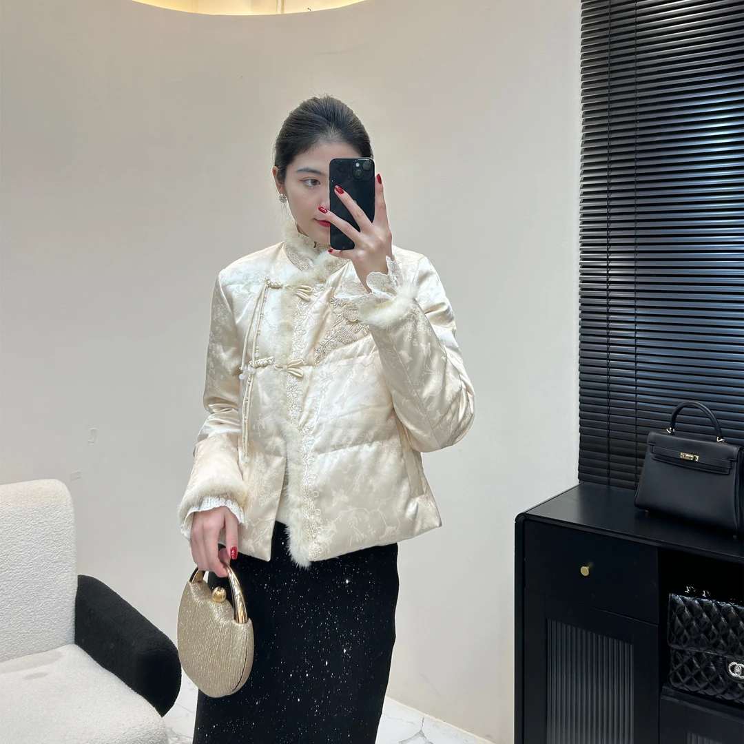 大宝姐【柔情似水】冬季新中式亮片刺绣单排扣圆领百搭遮肉羽绒服