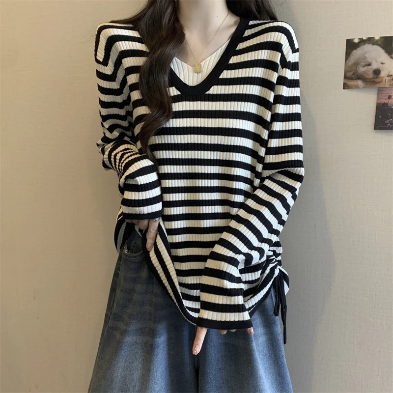 大码假两件V领长袖条纹针织衫女秋冬胖MM宽松遮肚洋气打底衫上衣