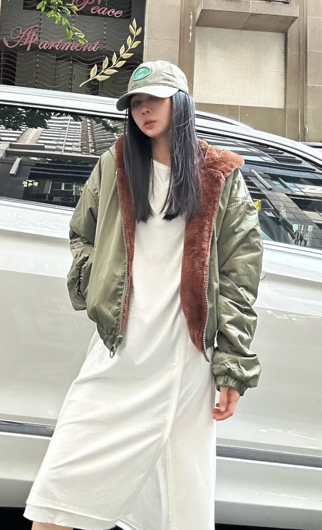 3177丨两面可穿军绿色和毛毛带帽拉链短款外套