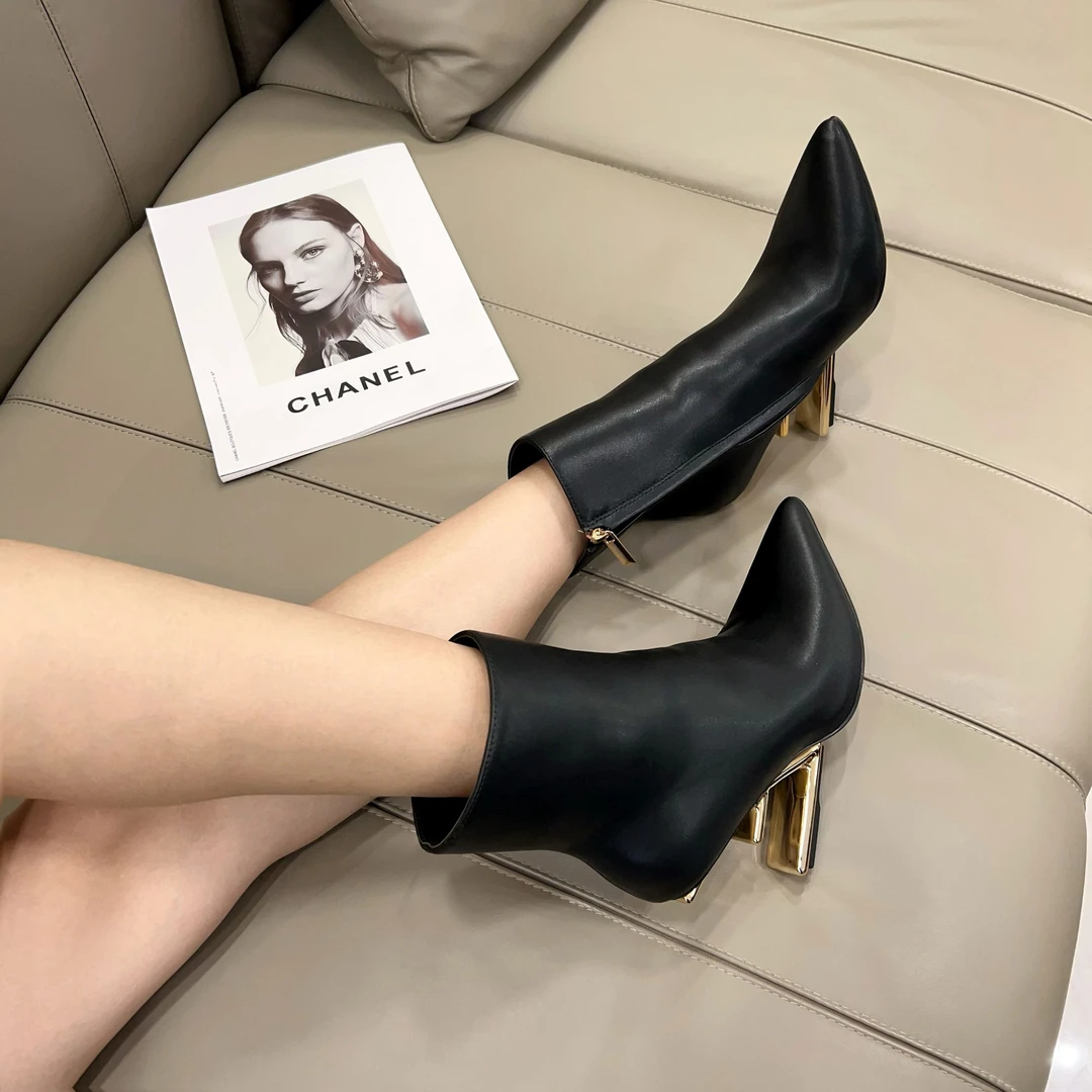 【希奥】2024新款名媛尖头羊皮时尚超高跟字母坡跟侧拉链短靴女靴