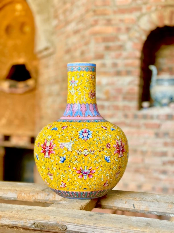 娇黄釉缠枝莲纹天球瓶【澄观柴窑】