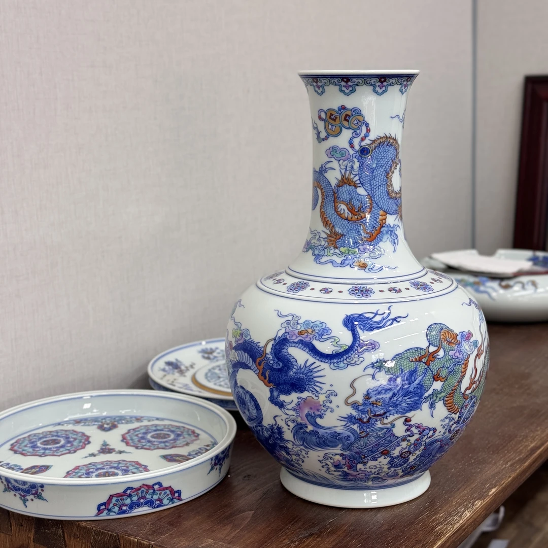 【新派斗彩五龙赏瓶】——空山明月