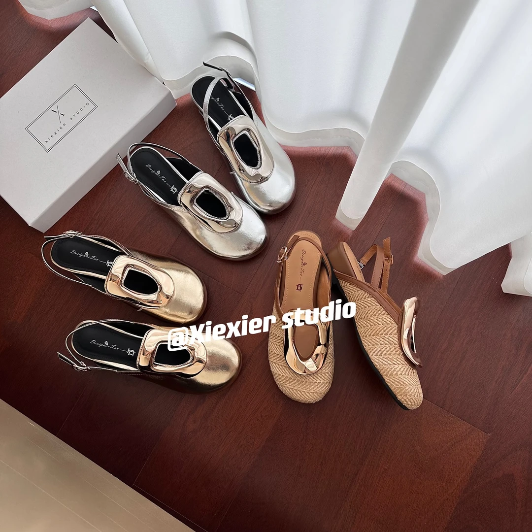 谢喜儿 | 小众设计款圆头金属扣内增高凉鞋