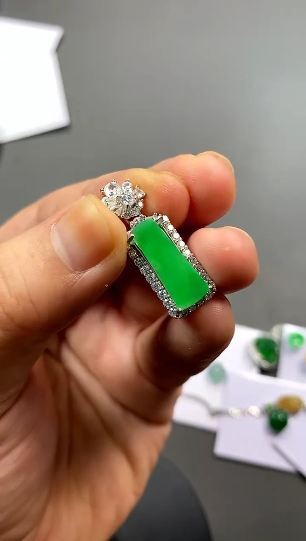 【闪购商品】翡翠吊坠(赠链)银S925镶嵌买断价