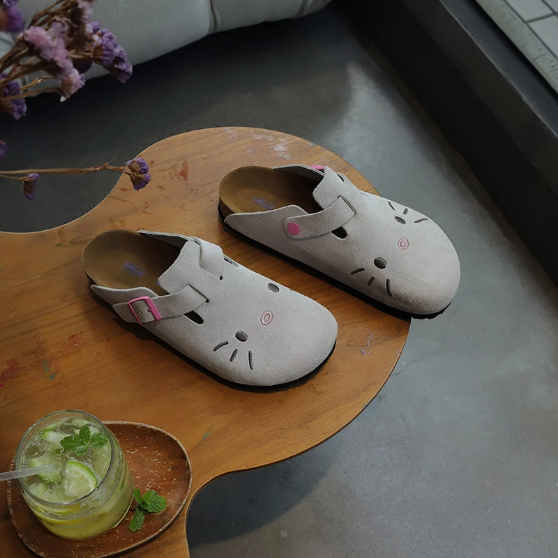 跑跑大码女鞋限定猫猫系列刺绣穆勒拖鞋勃肯胖脚可调节舒适40-44