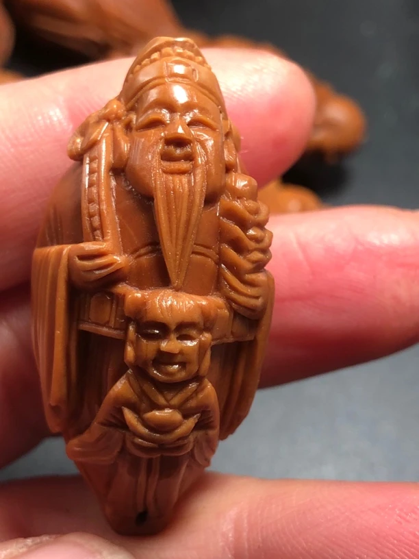 橄榄核，童子财神。规格2.0+×4.2+，选择饱满红料