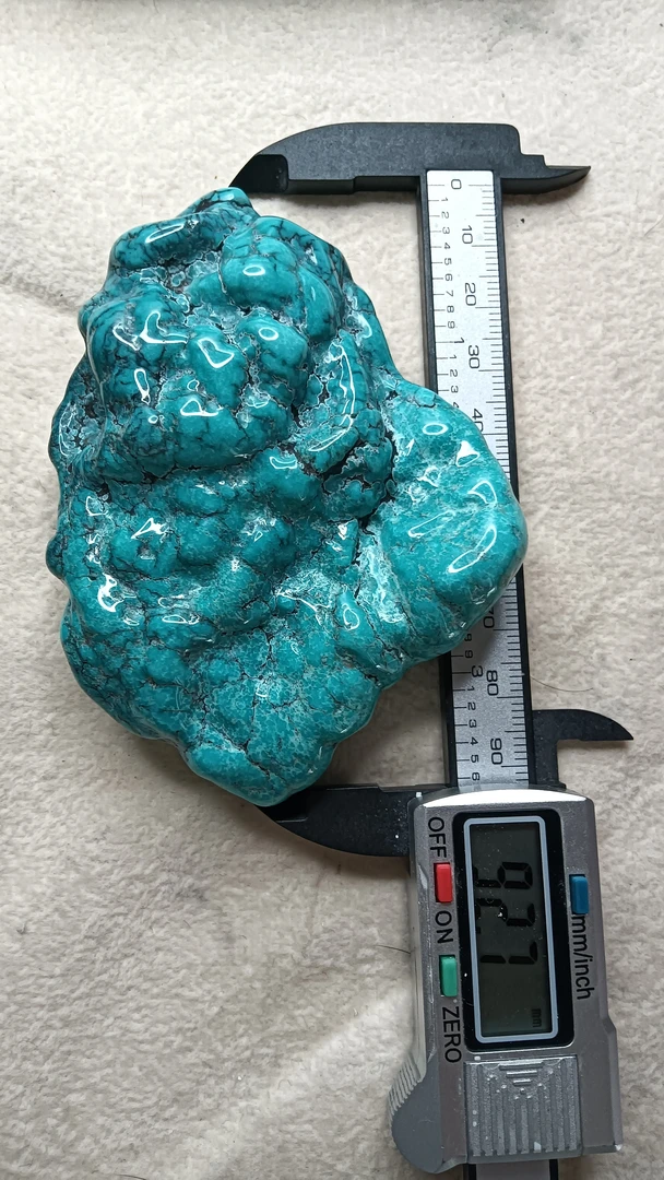 原矿绿松石随型手把件148克