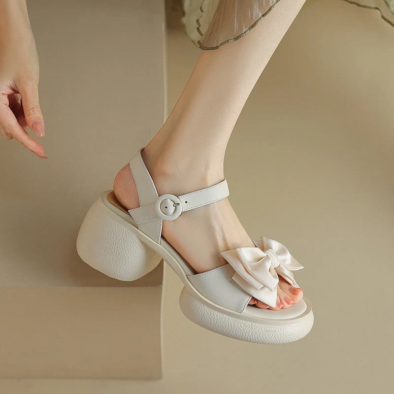 6.5cm~踩屎感粗跟软底蝴蝶结凉鞋女夏舒适增高厚底露趾法式高跟鞋