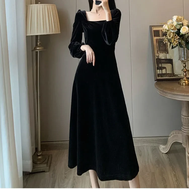 2024显瘦金丝绒连衣裙子春秋冬季洋气高腰打底裙黑色法式赫本风