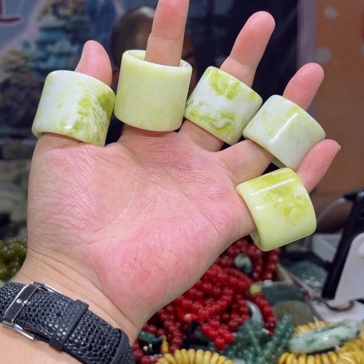 蛇纹石玉扳指未镶嵌
